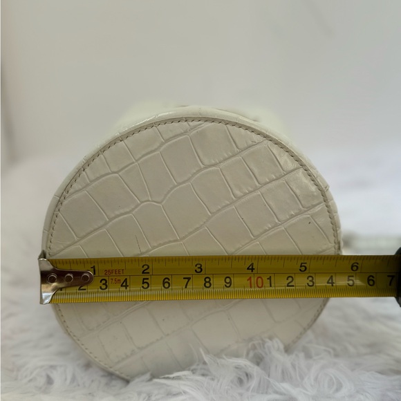 BALENCIAGA WHITE CROC EMBOSSED BUCKET BAG - Picture 8 of 11